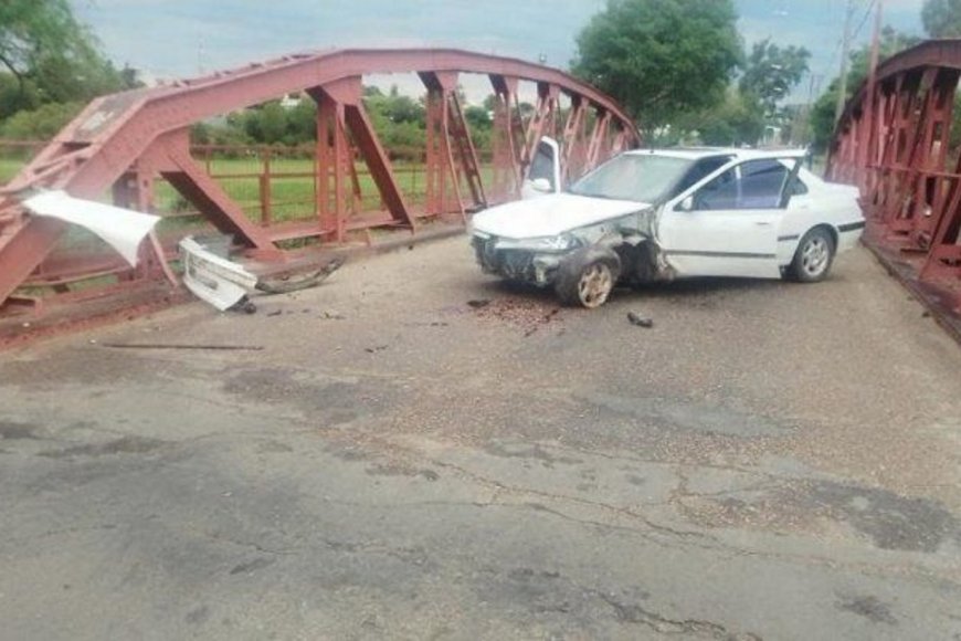 Una mujer y su hija resultaron heridas al chocar contra un puente ...