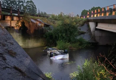 Un auto cayó desde un puente de la Ruta 14 bajo la persistente lluvia