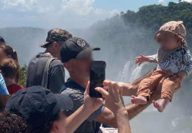 Levantaron a un bebé sobre la baranda de seguridad en plena Garganta del Diablo