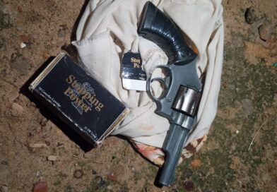 Intentó descartar un arma al ver a la Policía y fue detenido