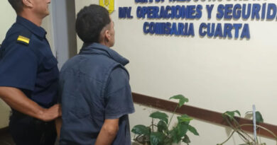 Detuvieron a un sujeto que le había robado el celular a una docente con un arma blanca