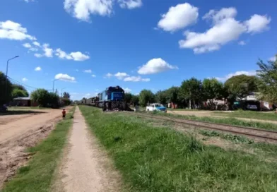 Un hombre estaba acostado sobre las vías del tren, el maquinista lo vio y frenó centímetros antes