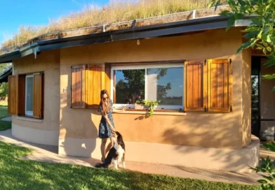 Una entrerriana apostó a la bioarquitectura y levantó su casa de barro en la región