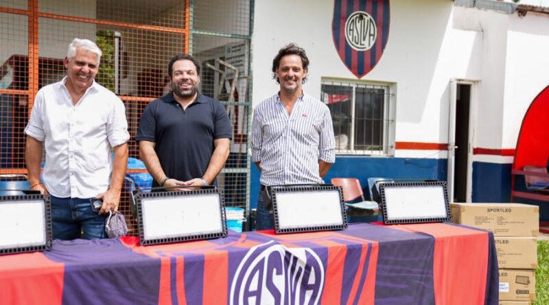 ENERSA entregó luminarias al Club San Lorenzo de Villa Adela para optimizar el uso de su cancha