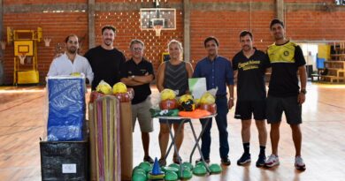 ENTREGA DE EQUIPAMIENTO DEPORTIVO AL CENTRO DE EX ALUMNOS CAPUCHINOS