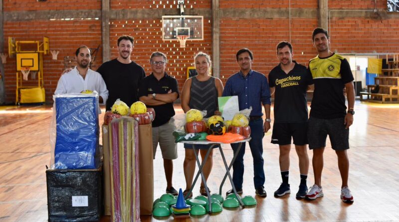 ENTREGA DE EQUIPAMIENTO DEPORTIVO AL CENTRO DE EX ALUMNOS CAPUCHINOS