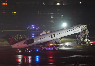 Un avión chocó con un camión de bomberos en el aeropuerto LaGuardia en Nueva York: al menos dos muertos