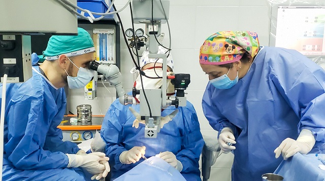 Maratón de cirugías: en 24 horas operaron gratis de cataratas a 383 personas sin obra social ni prepaga