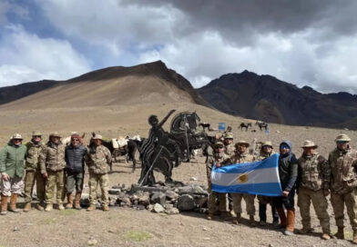 La historia detrás de la estatua de 318 kilos que colocaron en el corazón de los Andes para homenajear a San Martín