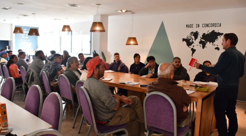 EL PROGRAMA “ARMA TU OFICIO” COMENZÓ CON UNA CAPACITACIÓN EN PINTURA