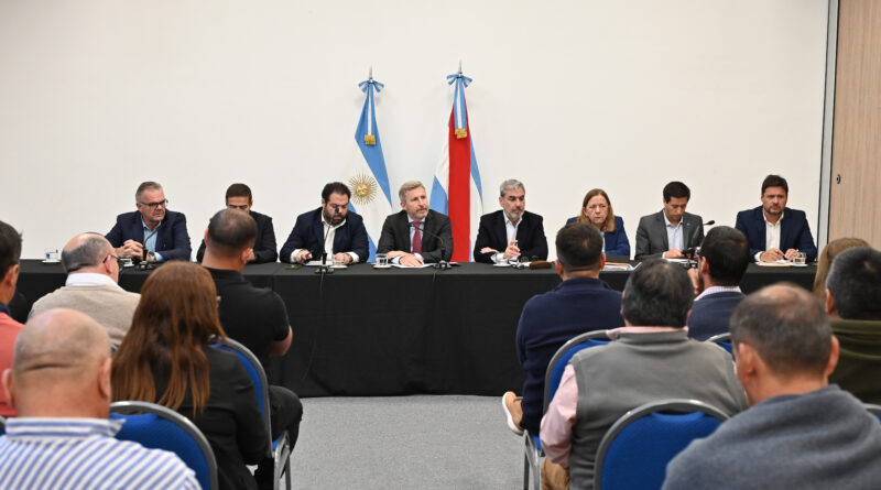 El gobernador recibió a presidentes comunales y propuso revisar la ley que regula la coparticipación de las administraciones locales