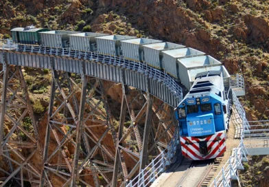 El tren inaugurado en 1948 que aún recorre la Cordillera de Los Andes y conecta Argentina con un país clave