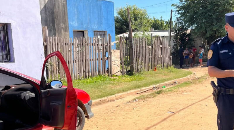 Delincuentes intentaron robar objetos de un auto y uno terminó apuñalado tras una pelea con el dueño y un vecino