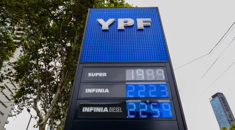 YPF estabiliza el precio de la nafta: no trasladará al surtidor la suba del petróleo por 45 días