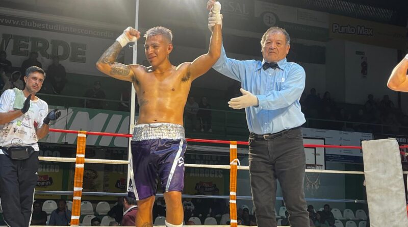 Boxeo: Triunfazo de “Piedrita” Bazán ante Randazzo Cos en una noche vibrante en el Gigante Verde