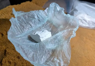 Incautaron un trozo compacto de cocaína tras allanamientos