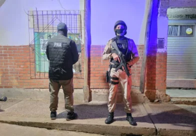 Allanaron por venta de droga la vivienda de una mujer que se había encadenado al municipio
