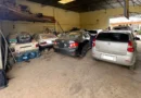 En un garage con varios vehículos encontraron un Corolla robado en plena vía pública