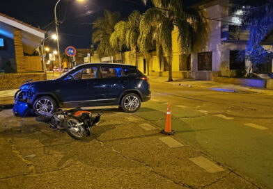 Accidente entre una moto y una camioneta dejó un joven hospitalizado