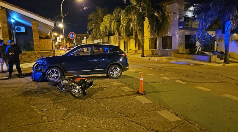 Accidente entre una moto y una camioneta dejó un joven hospitalizado