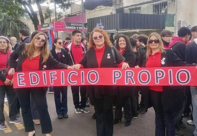 Desde la escuela Mariano Moreno fundamentaron su reclamo en el desfile de este 25 de Mayo