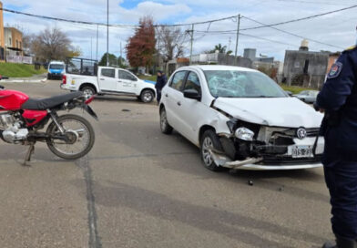 Un choque entre un auto y una moto dejó a dos adultos fracturados y un niño herido