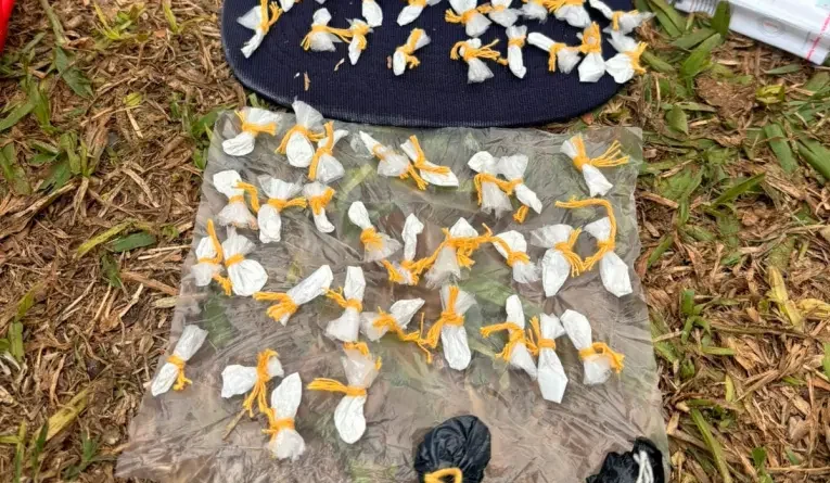 Detuvieron a adolescente y a joven con 80 envoltorios de cocaína fraccionada para la venta