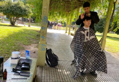 Elías: el joven barbero que convierte las plazas de Concordia en su lugar de trabajo y encuentro