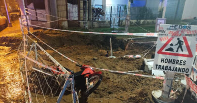 Una motociclista de 18 años resultó herida tras caer en un pozo de obra