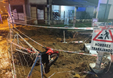 Una motociclista de 18 años resultó herida tras caer en un pozo de obra