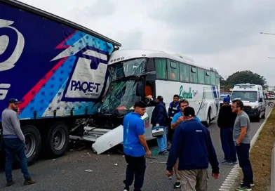 Colectivo de Concordia chocó contra un camión en la Ruta 9: hay más de una docena de heridos