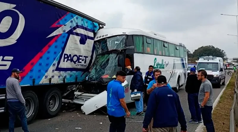 Colectivo de Concordia chocó contra un camión en la Ruta 9: hay más de una docena de heridos