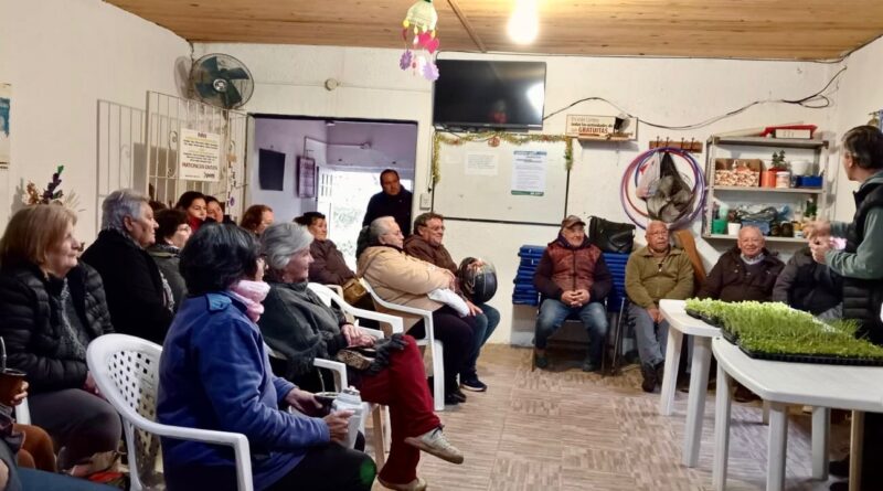 ADULTOS MAYORES PARTICIPARON DE UNA CAPACITACIÓN EN HUERTAS Y ALIMENTACIÓN SALUDABLE