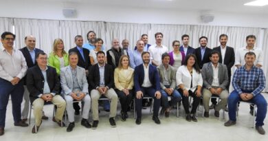 Azcué solo conserva a un funcionario de la mesa chica que presentó al asumir