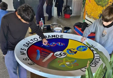 Estudiantes reciclaron una antena satelital e hicieron un escudo por el aniversario de su escuela
