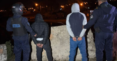Detuvieron a dos jóvenes que intentaron deshacerse de cocaína al ver a la Policía