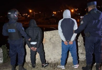 Detuvieron a dos jóvenes que intentaron deshacerse de cocaína al ver a la Policía