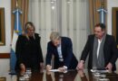 El gobernador firmó convenios con municipios y comunas para fortalecer el mantenimiento de caminos provinciales