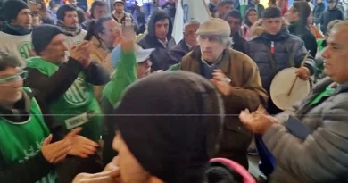 ATE llevó la protesta por las cesantías municipales a la gala del Teatro Odeón