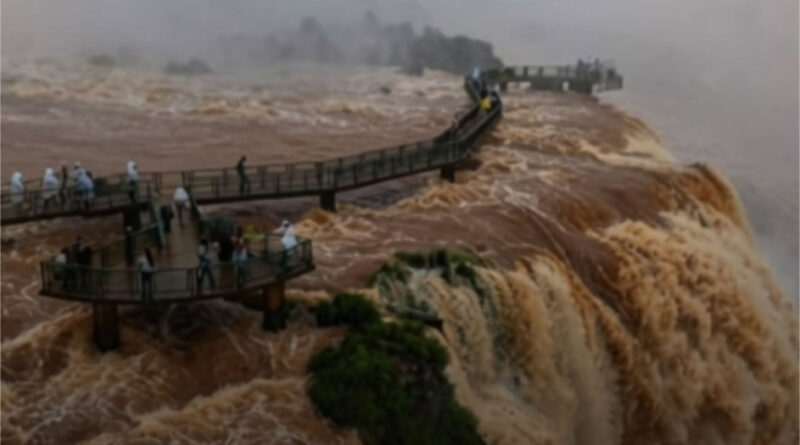 Cataratas del Iguazú presenta un extraordinario caudal por las lluvias caídas en Brasil