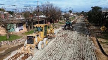 SE REALIZAN LOS TRABAJOS DE CONSOLIDACIÓN DE SUELO PREVIO A LA PAVIMENTACIÓN DE CALLE J.J. VALLE