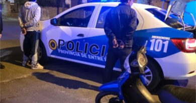 Llevaban a tiro una moto robada y fueron detenidos en pleno centro