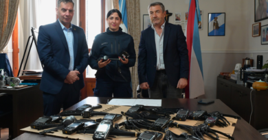 Entregaron dispositivos duales para la División 911