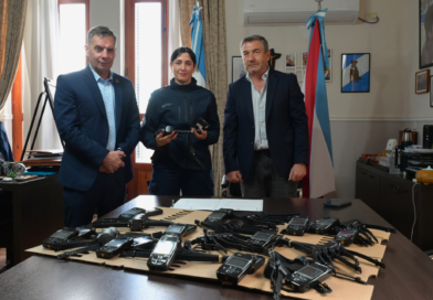 Entregaron dispositivos duales para la División 911