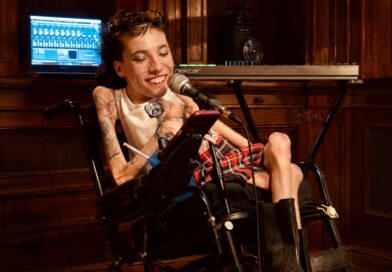 Tiene atrofia muscular espinal, encontró refugio en la música y sueña con vivir de sus canciones