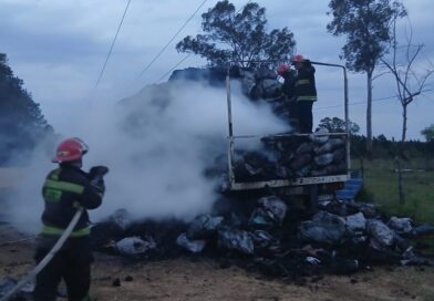 Incendio en Colonia Ayuí: un acoplado cargado con carbón ardió y las llamas alcanzaron a otro