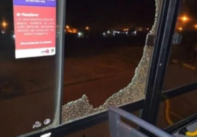 Un objeto impactó contra una ventanilla y rompió el vidrio de un colectivo en Concordia