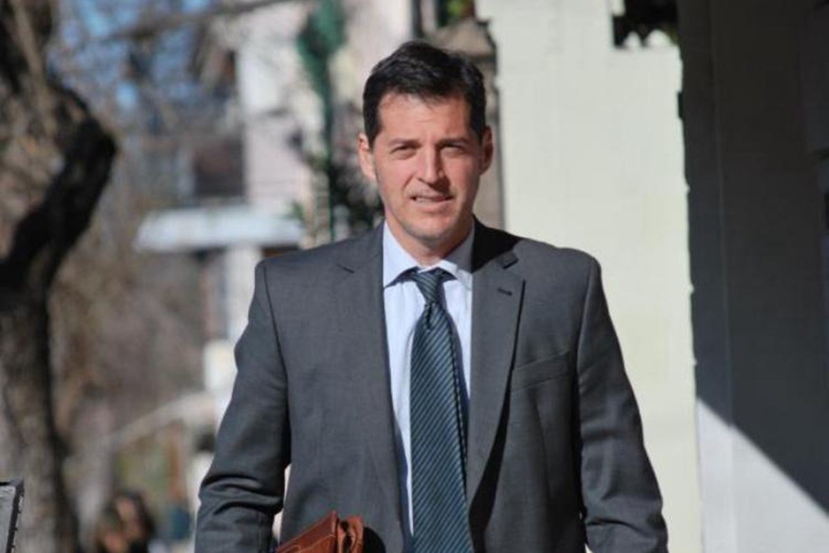 Asueta comparó que las tierras fiscales recuperadas para el control provincial equivalen a 124 mil canchas de fútbol.