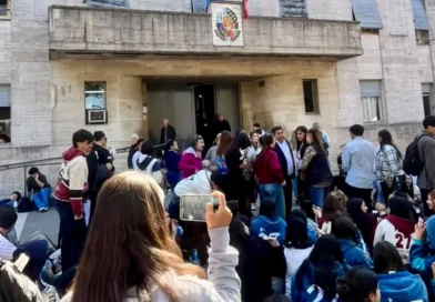 ECU se movilizó a la municipalidad y cuestionó el acompañamiento para la Fiesta del Estudiante