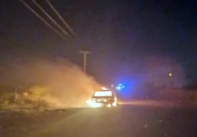Sintió olor a quemado, detuvo su automóvil y el vehículo comenzó a incendiarse por completo